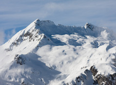 冬天大雪下的高山