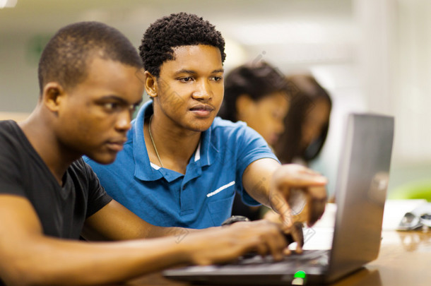 非洲大学生一起使用的便携式计算机
