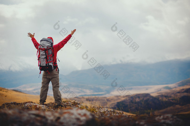 探险、 旅游、 旅游、 徒步<strong>旅行</strong>和<strong>人</strong>们<strong>的</strong>观念-在山中，背包里<strong>的人</strong>