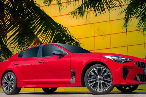 红色汽车的背景棕榈树。时尚, 现代, 明亮的汽车形象设计解决方案.