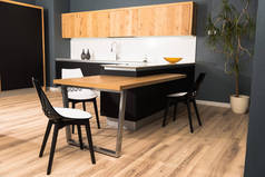 现代清洁轻型厨房的内饰与舒适的家具和盆栽植物