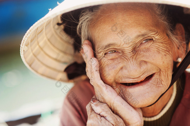 古老而又美丽的微笑高级妇女.