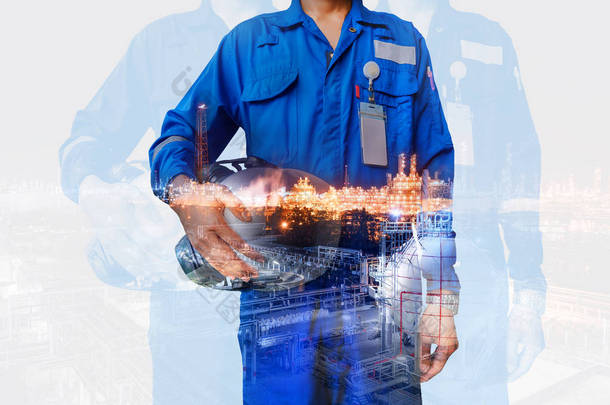 技术员手持带蓝色制服的安全头盔双曝光石油和天然气炼油工业, 工人在石油工业概念