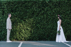新郎和新娘在婚礼前站在对方对面
