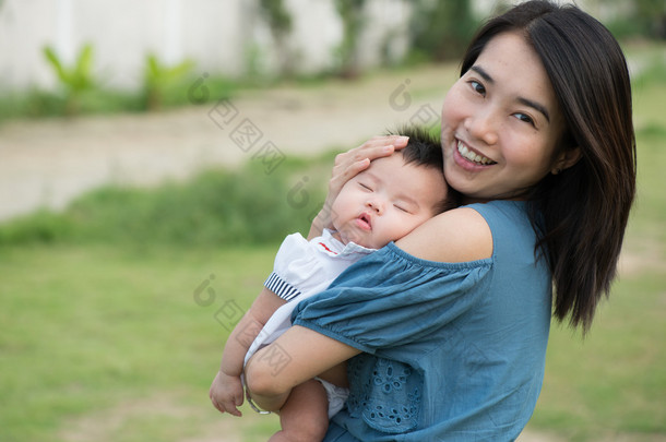 快乐的亚洲妈妈与可爱的宝宝