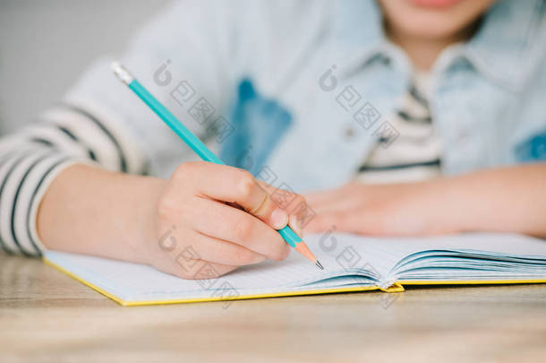 做家庭作业时在抄本中写书的部分观点