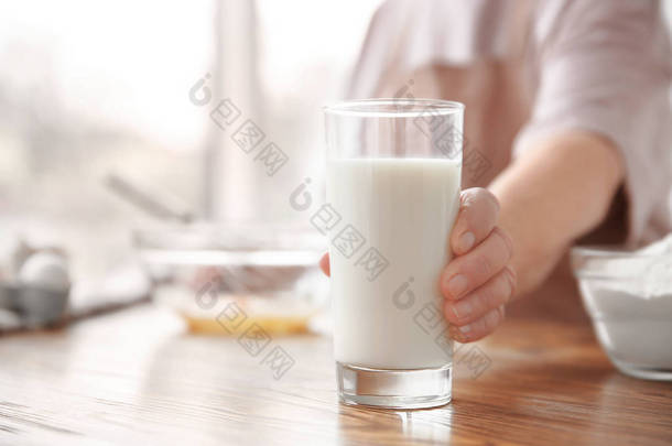女人抱着玻璃与新鲜的牛奶
