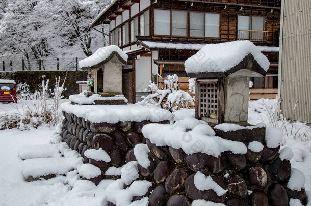 日本Gifu冬季Shirakawa-go村，包括传统的House Gassho风格和教科文组织世界遗产之一