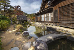 白川的绪方村（Ogimachi）是一个传统的小村庄，展示了一种被称为gassho-zukuri的建筑风格。 日本
