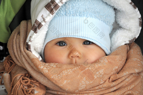暖和的衣服，在寒冷的天气中的婴儿