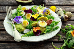 鹌鹑蛋、 牛油果、 山核桃、 野生火箭、 红洋葱和食用中提琴花夏日健康沙拉.