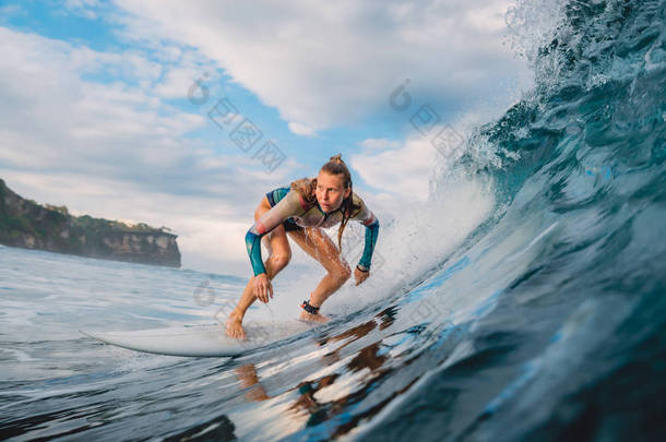 冲浪板上美丽的冲孩。冲浪时在海洋中的女人。冲浪者和桶波