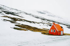 在冰岛西部积雪的海岸线上, 孤独的废弃木房子。冬季北方风光 