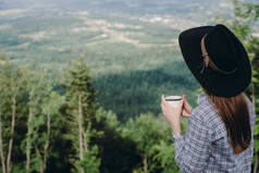 妇女旅行者, 享受自然在山顶概念冒险活动假期户外远足运动, 女孩喝酒