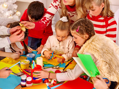 儿童绘画和切 sissors 纸在艺术学院.