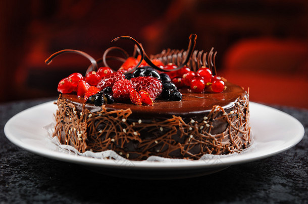 与上<strong>一盘</strong>新鲜浆果甜美巧克力蛋糕