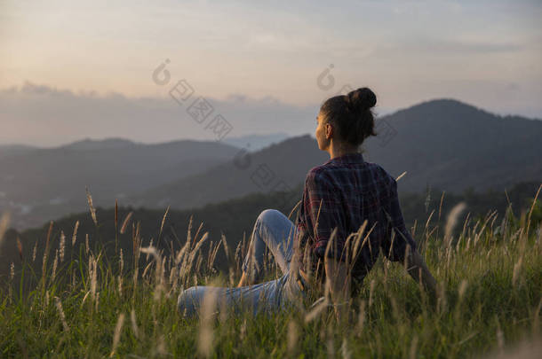 时髦少女峰山上欣赏日落。旅游旅行上背景谷景观视图样机.