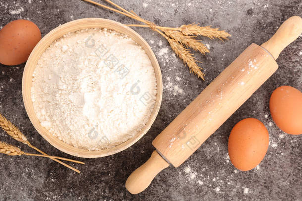 面粉，鸡蛋和擀面杖