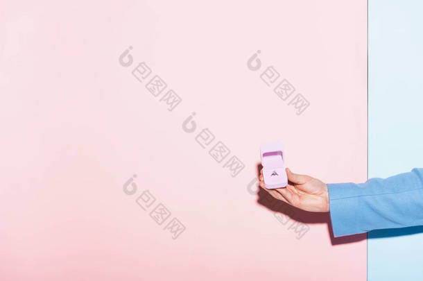 蓝色和粉色背景的印有订婚戒指的男人收件箱的剪影 