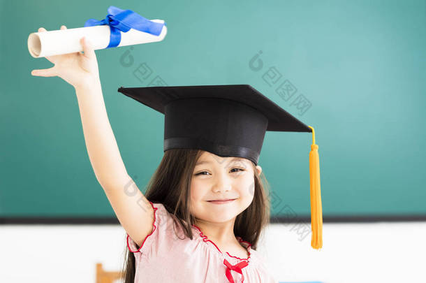 可爱女生的毕业帽子落在教室的肖像