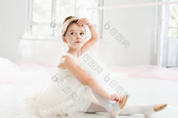 在白色短裙芭蕾舞学校班里的小 balerina