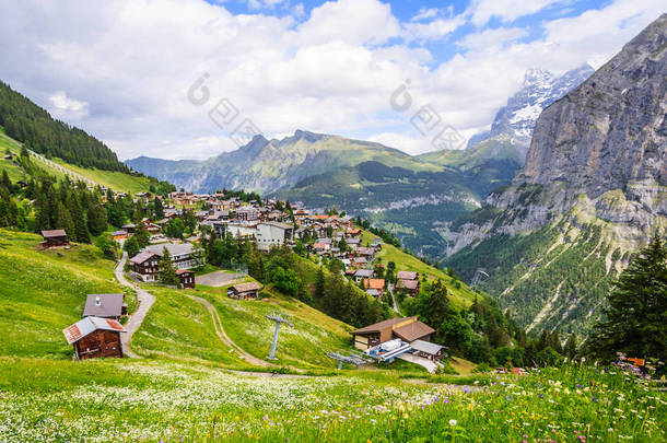 美丽的景观景色<strong>迷人</strong>伦山村庄的劳特布龙嫩山谷和瑞士阿尔卑斯山的背景下，少女峰地区，伯尔尼高地，瑞士，欧洲