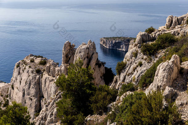 Calanques (Calanques), 法国<strong>普罗旺斯</strong>, 高悬崖, 绿色植被和平静的海的鸟瞰图