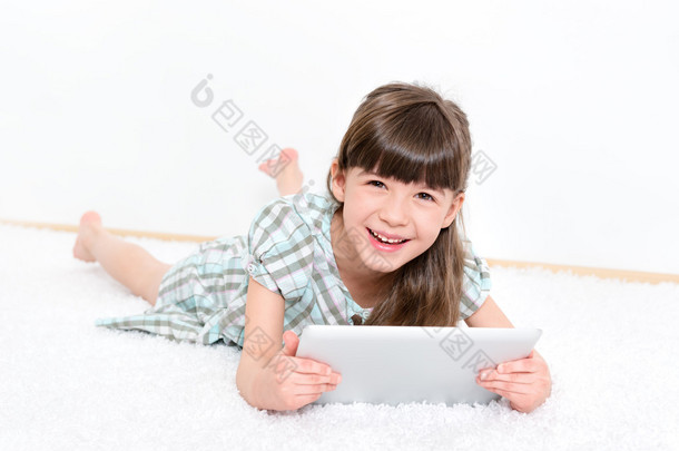 快乐的小女孩用平板电脑