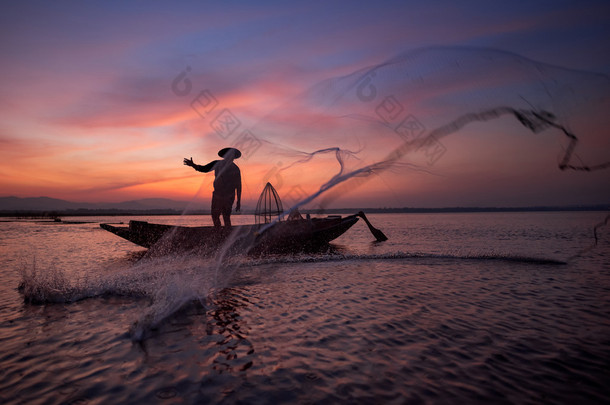 木船投掷自然河在早期期间日出时间淡水捕鱼网亚洲渔民<strong>的</strong>剪影