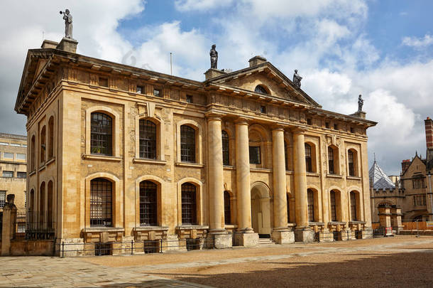 <strong>克拉</strong>伦登建筑是牛津大学18世纪的新古典主义建筑。牛津。英国 