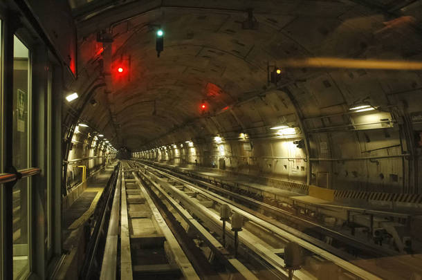 地铁隧道及其灯光