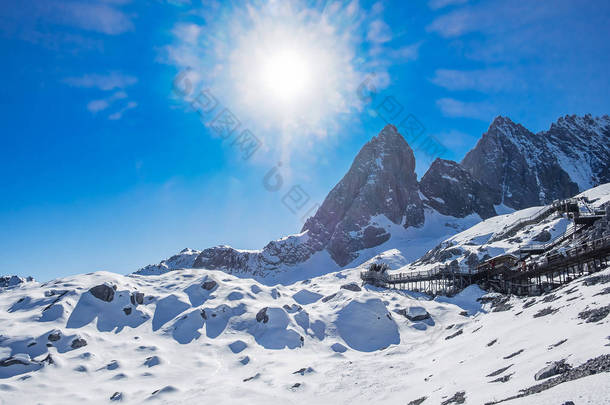 <strong>玉龙雪山</strong>或玉龙在中国语言中的美丽