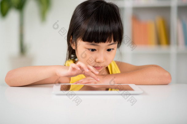 小さな女の子がデジタル タブレットで遊んで小女孩在玩<strong>数字</strong>平板电脑