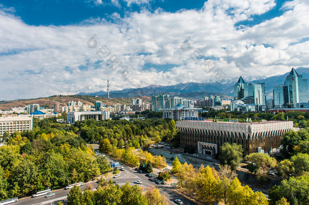 阿拉木图市的<strong>全景</strong>视图