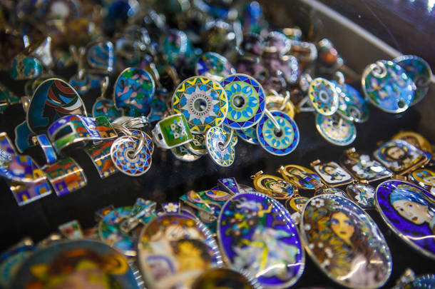 佐治亚州的景泰蓝搪瓷银首饰。在橱窗里出售五颜六色的装饰, 供游客参观的纪念品、国产化的纪念品