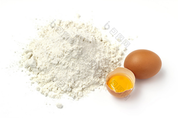 白面粉和鸡蛋被隔绝在白色背景上