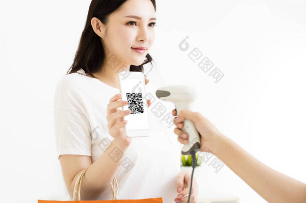 年轻女子用 qr 代码智能手机支付