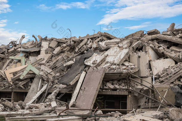 被毁建筑物的混凝土和金属碎片 - 被摧毁的建筑物 