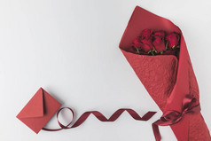 平躺在玫瑰花束, 丝带和信封在白色, st 情人节假期概念隔离