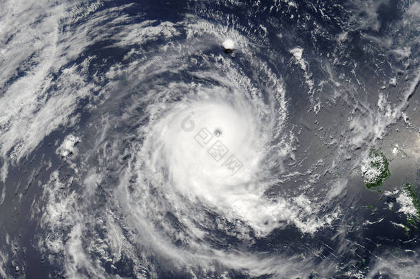在地球上的台风。这幅图像由美国国家航空航天局提供的元素
