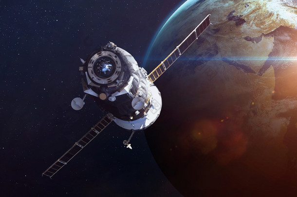 地球轨道上运行的航天器 Soyuz。这幅图像由美国国家航空航天局提供的元素