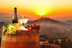 基安蒂，托斯卡纳，意大利反对七彩的晚霞，桶白葡萄酒