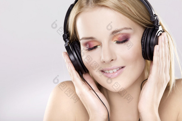 美丽的女孩是听音乐