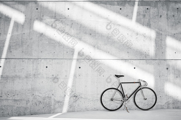 水平照片空白粗光光滑裸裸混凝土墙在现代阁楼工作室与经典自行车。柔软的太阳光线在<strong>表</strong>面上反射。空抽象<strong>背景</strong>.