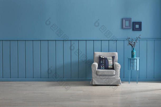 蓝色装饰墙, 背景, 镶木地板细节与花瓶和椅子。家居装饰墙和背景风格.