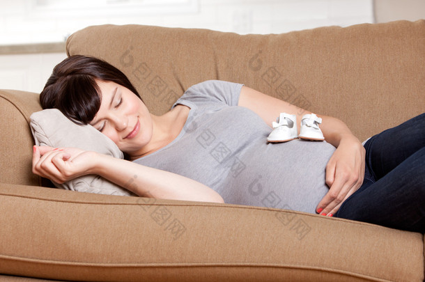 怀孕的母亲在沙发上休息