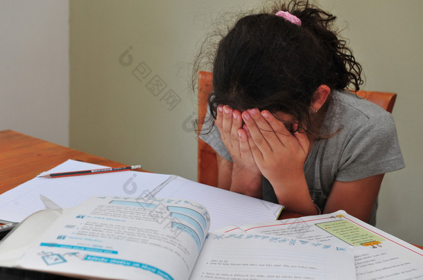 年轻的女孩挣扎与她的家庭作业