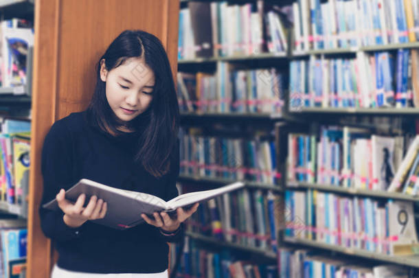 亚洲学生在图书馆<strong>看书</strong>.