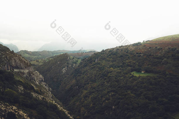 清晨的薄雾之家在山巅的自然景观。绿色的山谷背景上有大雾的天空, 山顶。全景视野景观丘陵景观。旅行<strong>样机</strong>概念