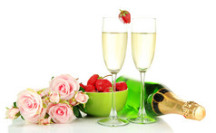 浪漫静物与香槟、 草莓和粉红玫瑰，白色上孤立